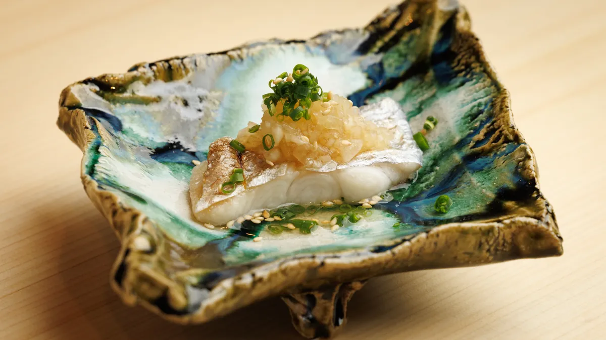 銀座 鮨 しょう介の緑釉の器に盛った貝のお造り
